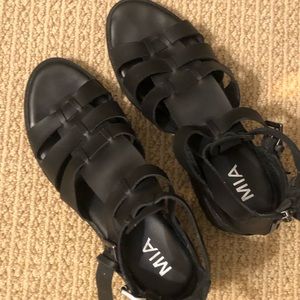 MIA strapping/chunky black sandal. Size 9